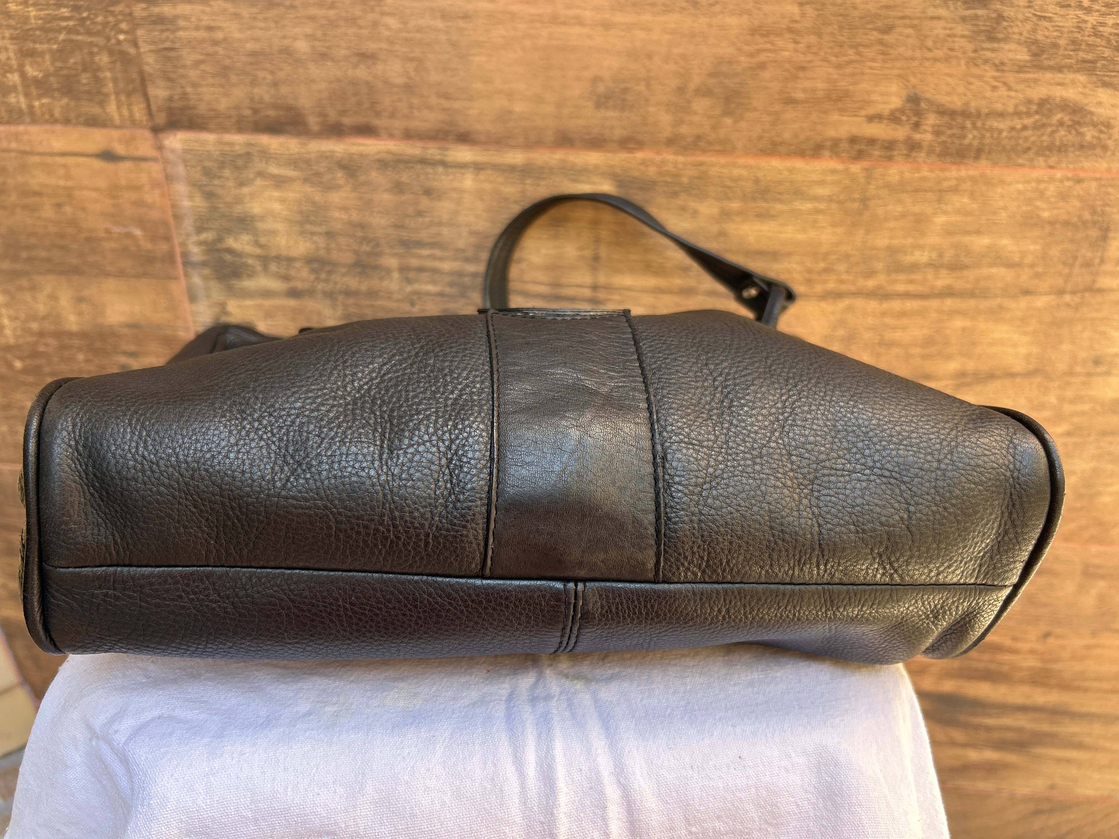 Bolsa média em couro legítimo