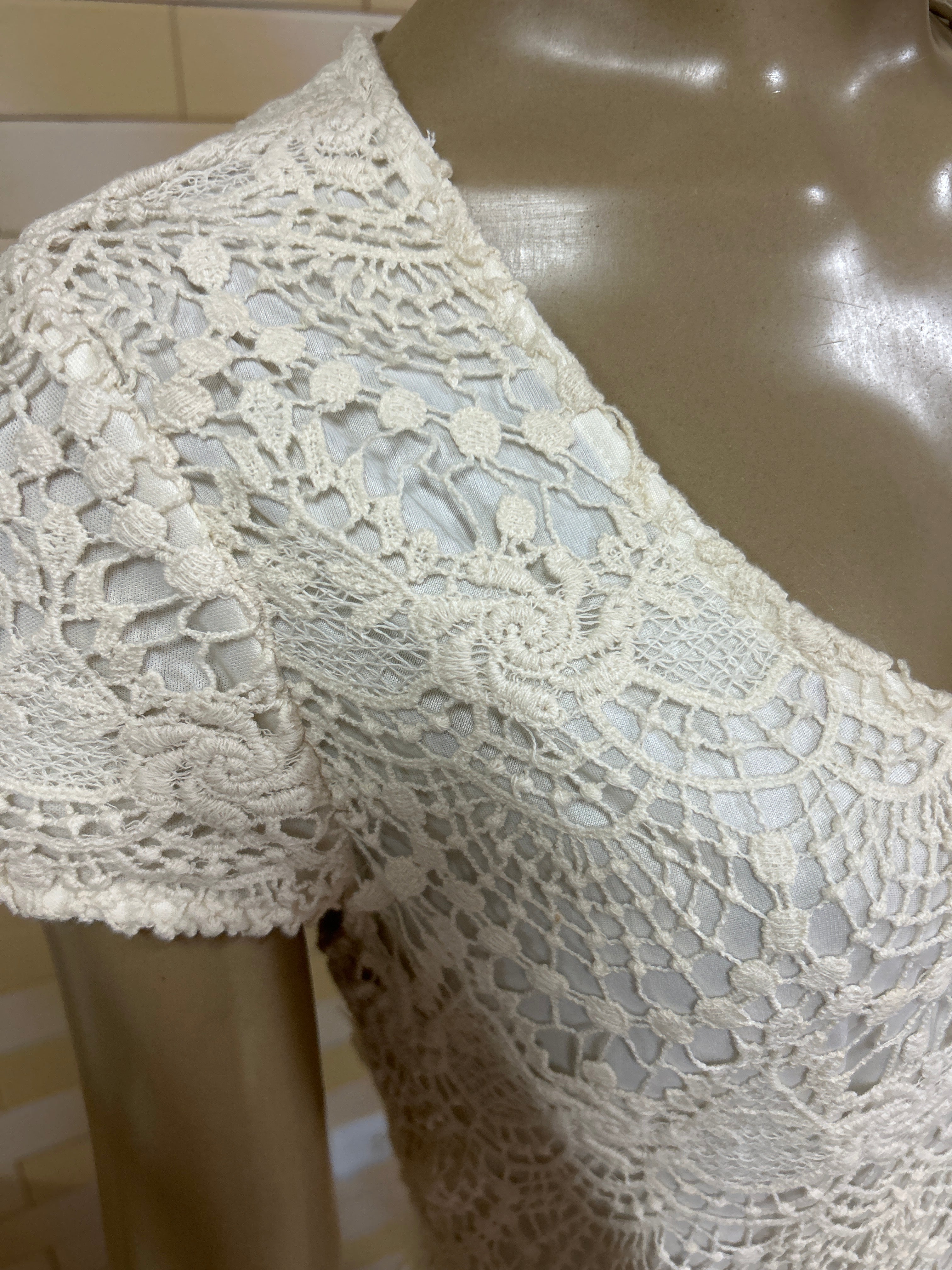 Vestido mídi creme de renda