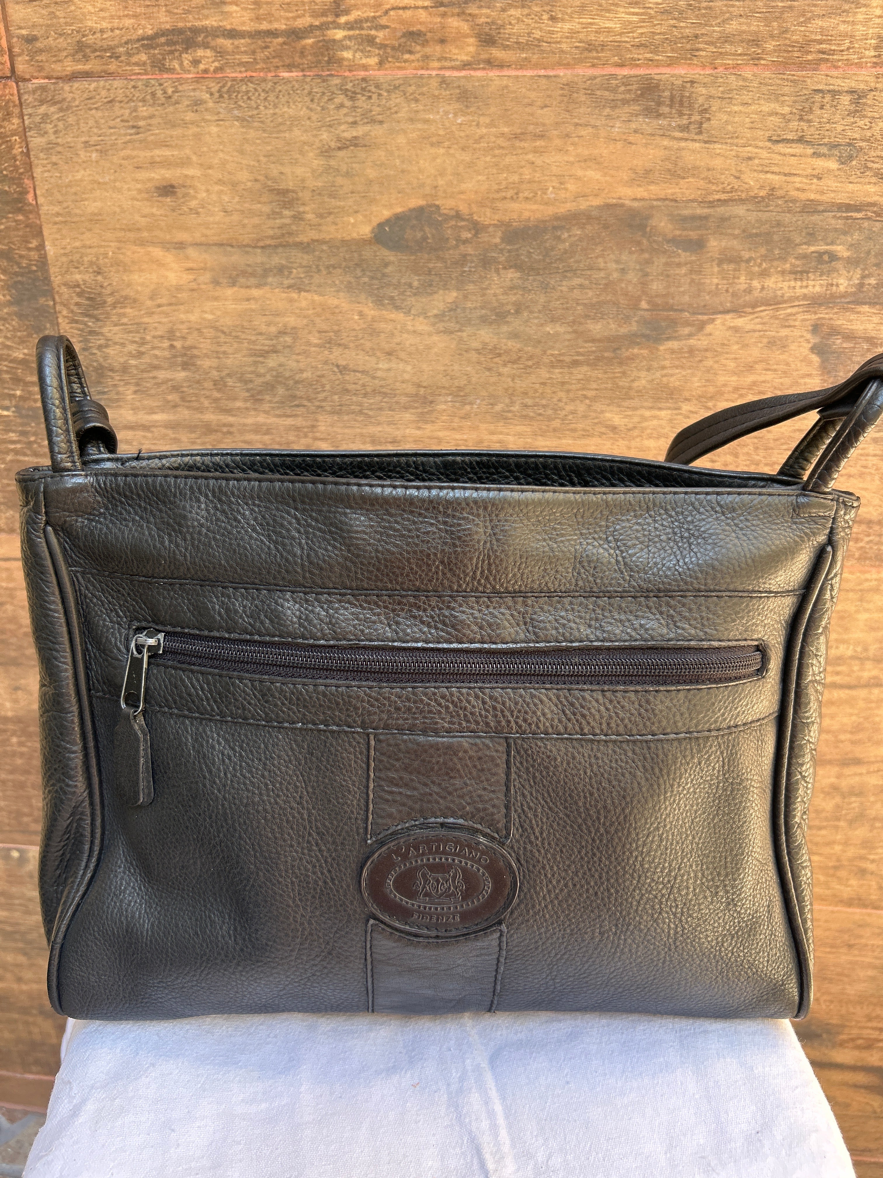 Bolsa média em couro legítimo