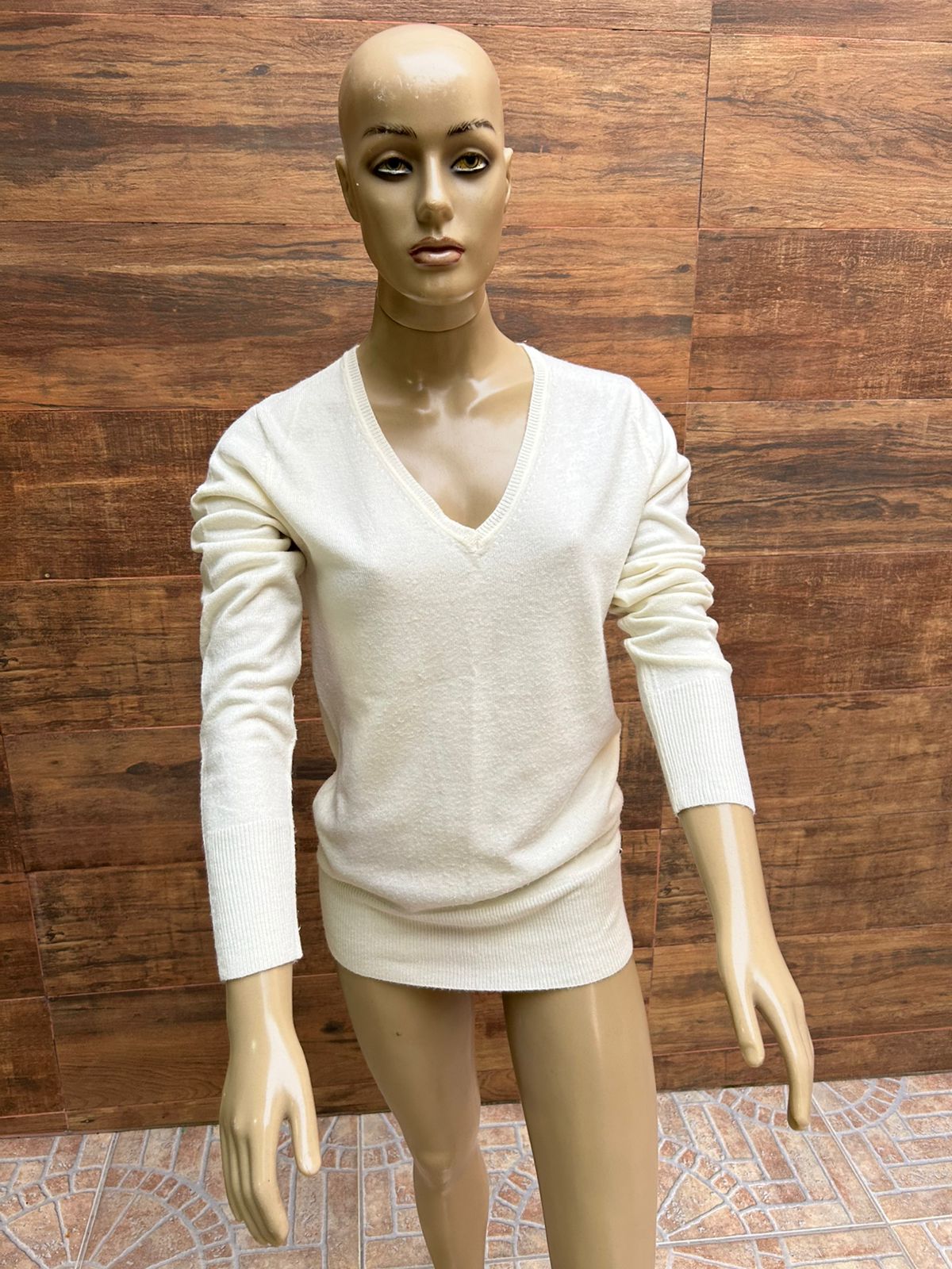 Blusa de Tricô Decote V – Off-White Elegante - TAM Único