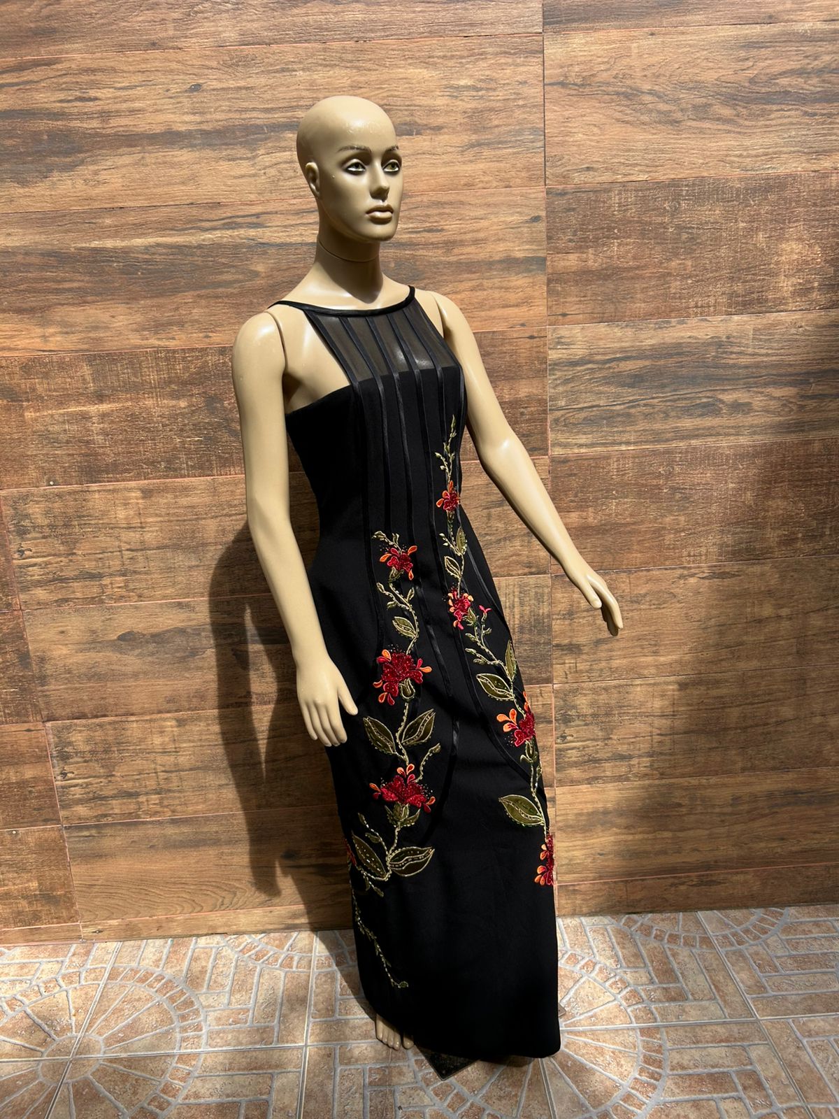 Vestido longo preto Bordado a Mão - TAM P,M