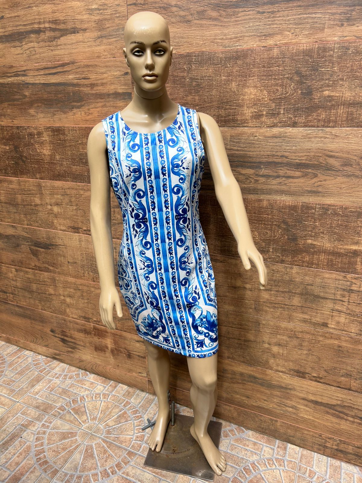 Vestido Azul Azulejo – Clássico com Toque Mediterrâneo - TAM M