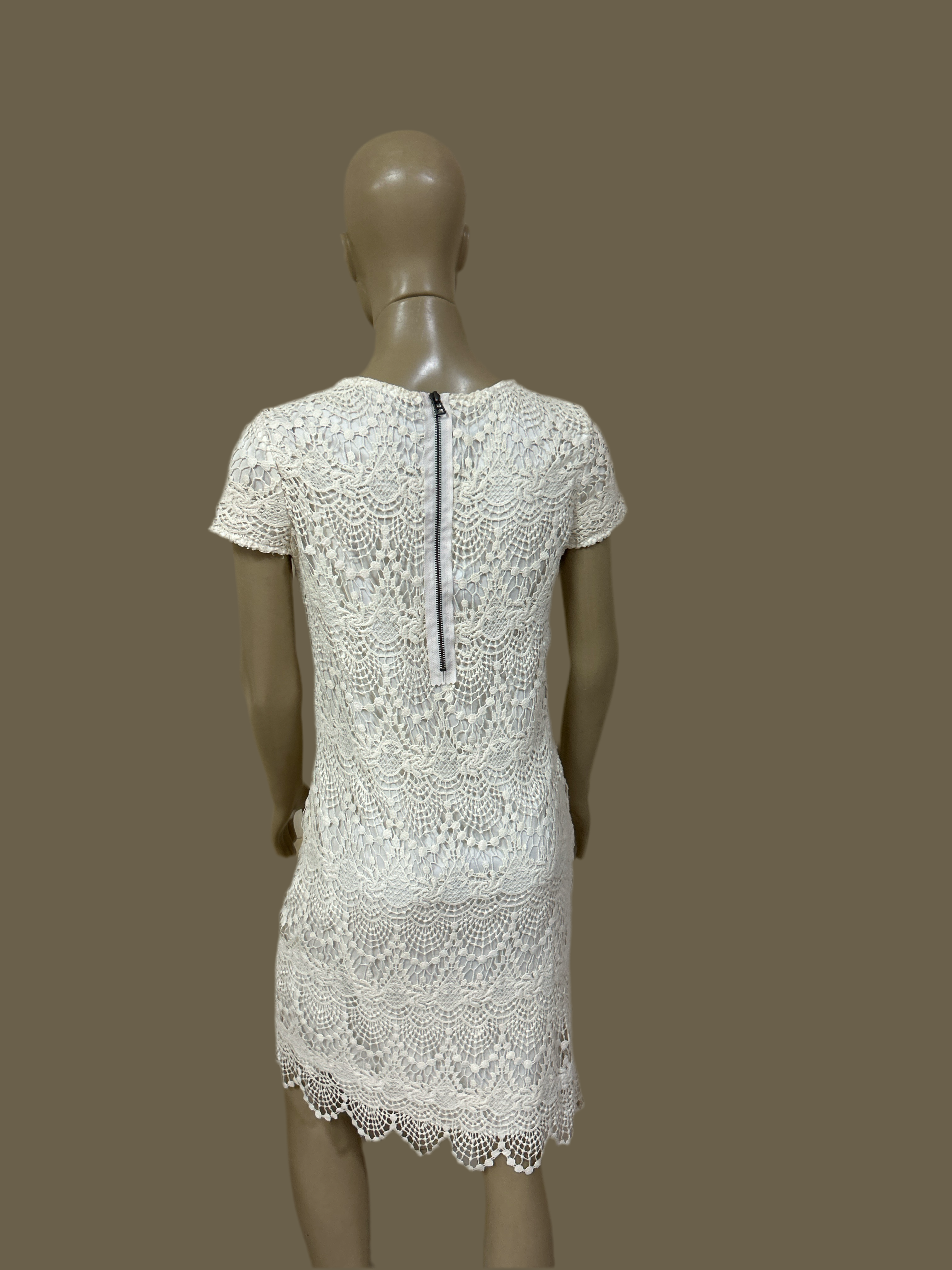 Vestido mídi creme de renda