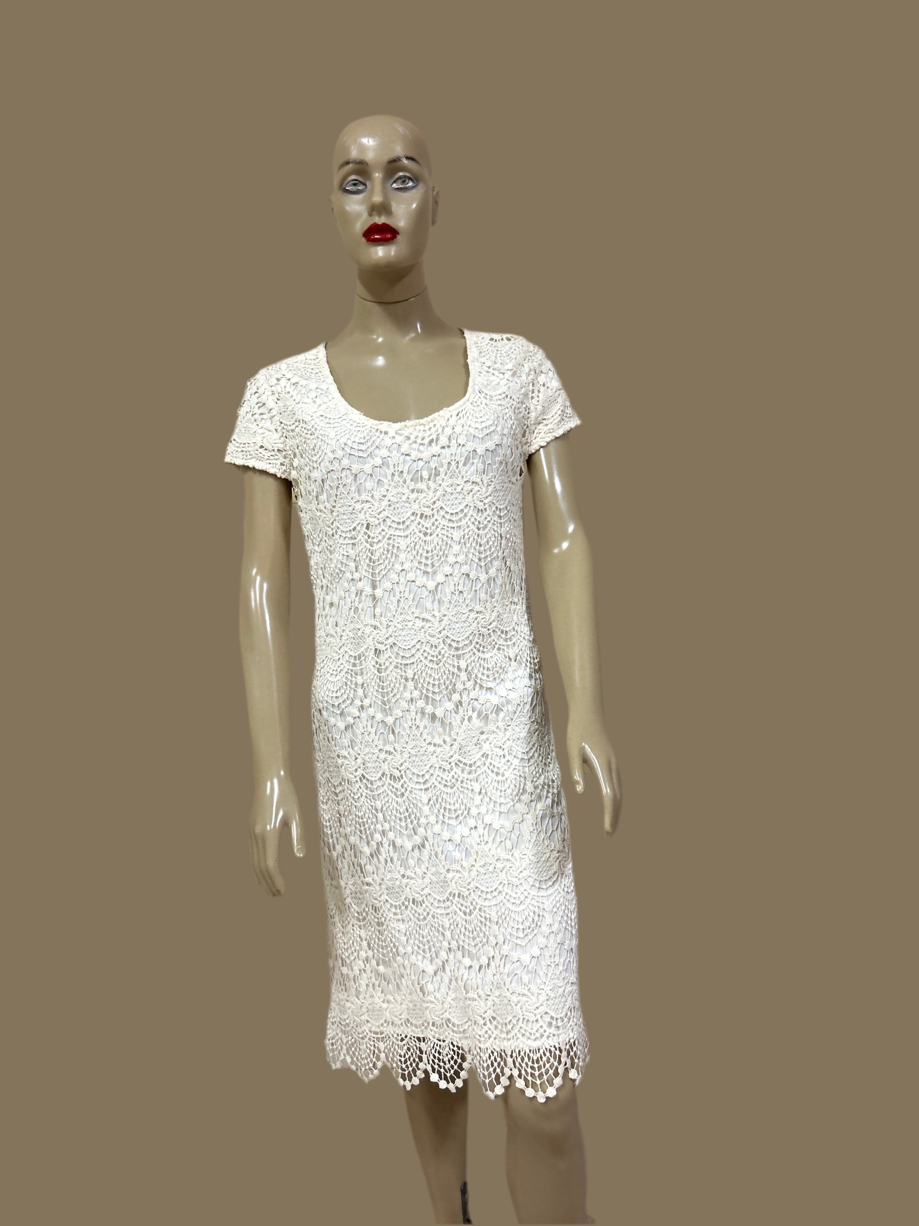 Vestido mídi creme de renda
