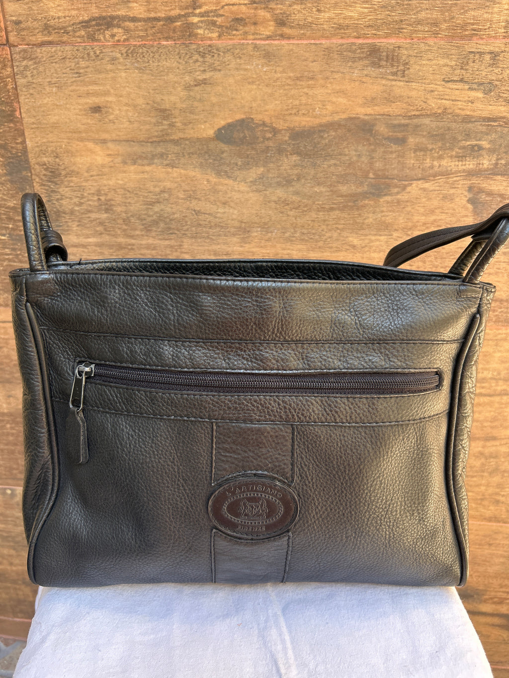 Bolsa média em couro legítimo