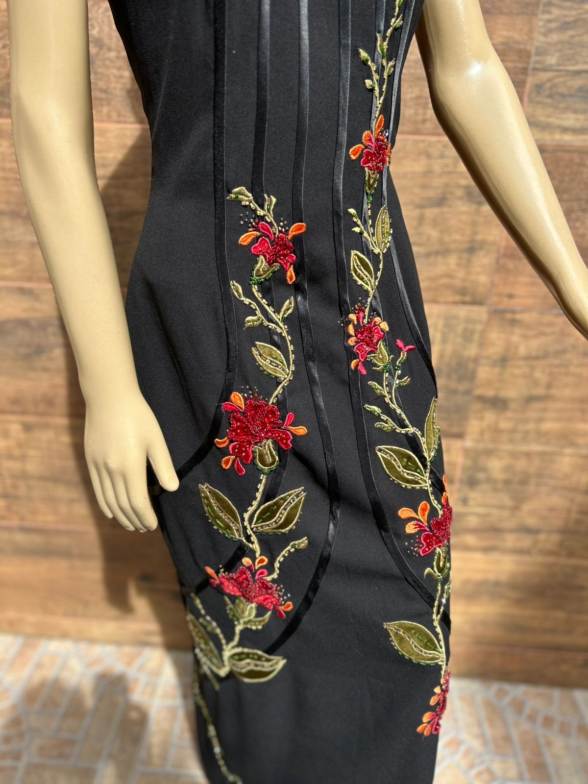 Vestido longo preto Bordado a Mão - TAM P,M