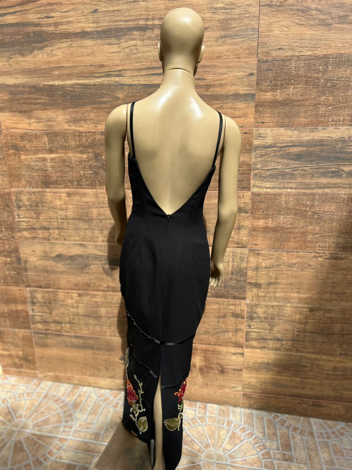 Vestido longo preto Bordado a Mão - TAM P,M